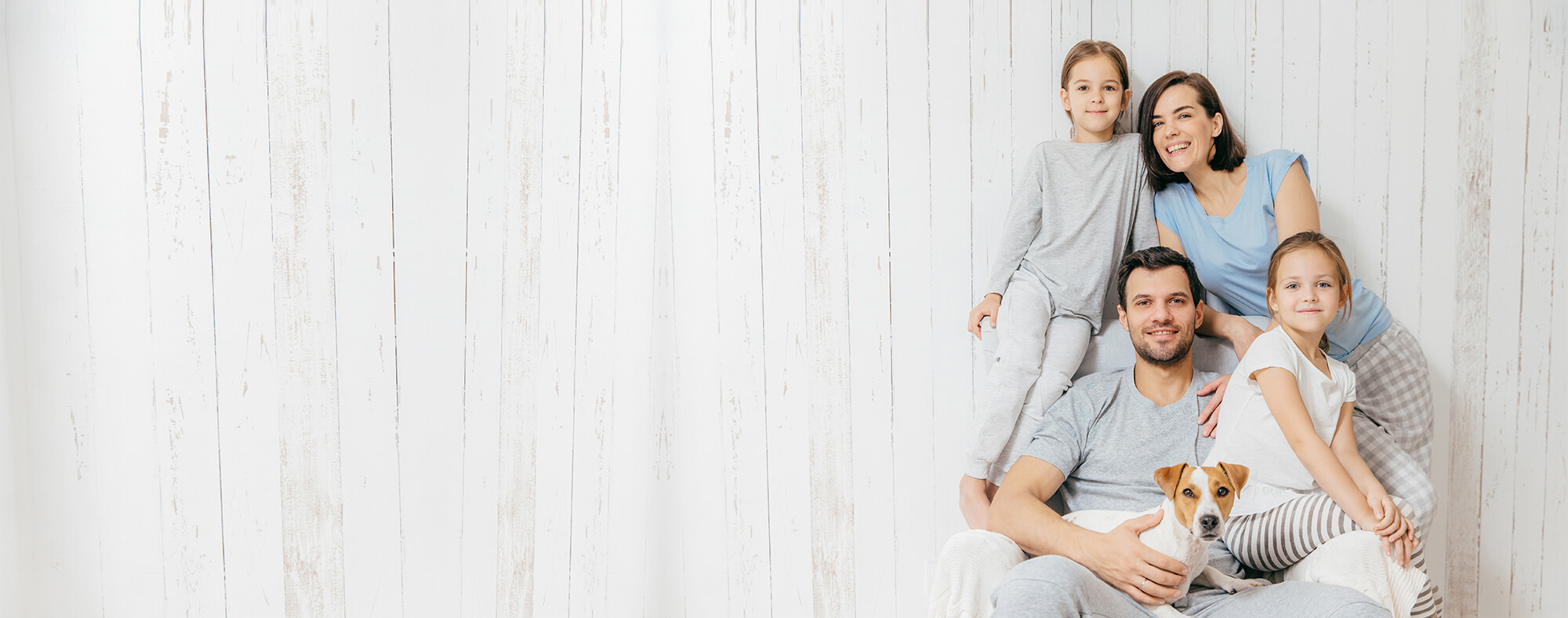 Familia en casa con dos hijas